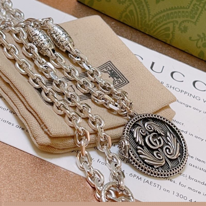 G*u*i necklaces
